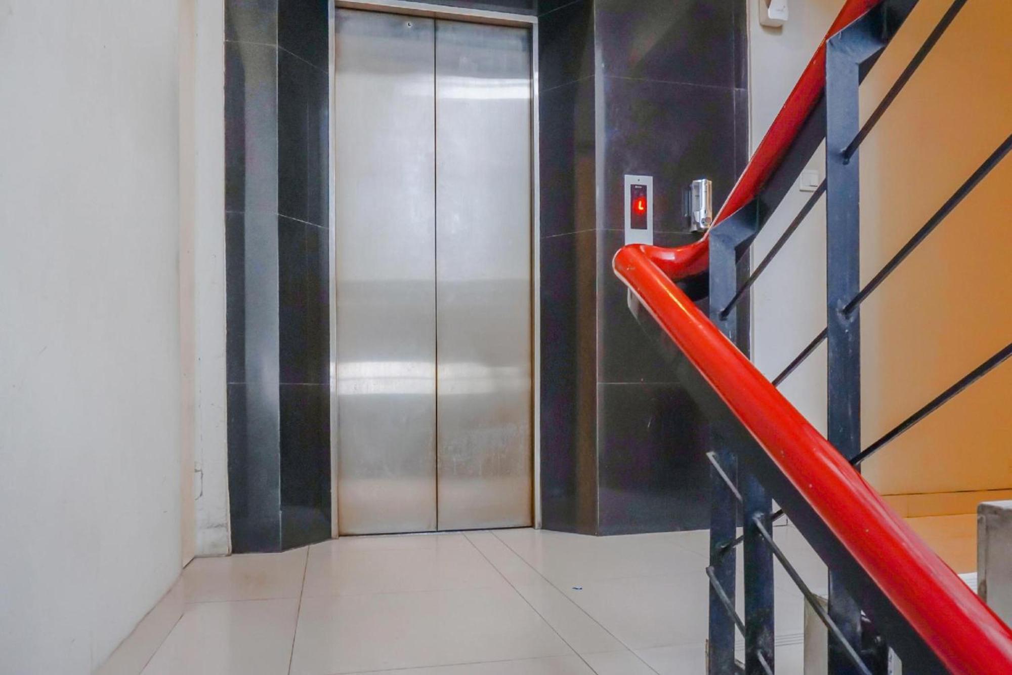 Collection O Hotel Antara Джакарта Екстер'єр фото